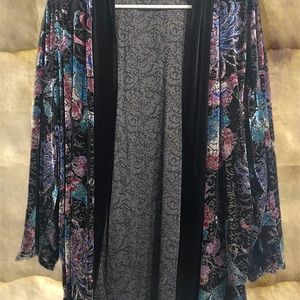 Chico’s floral black cropped kimono style cardigan size 1